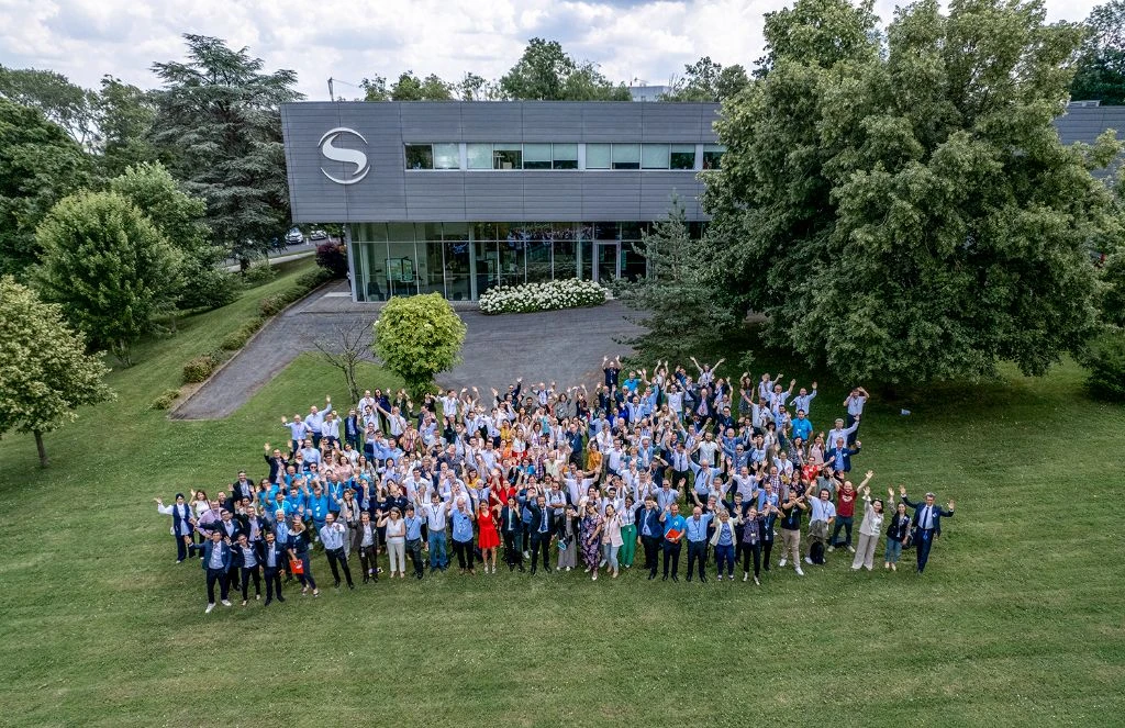 Photo aérienne de groupe devant le bâtiment Safran - photographie drone événementielle