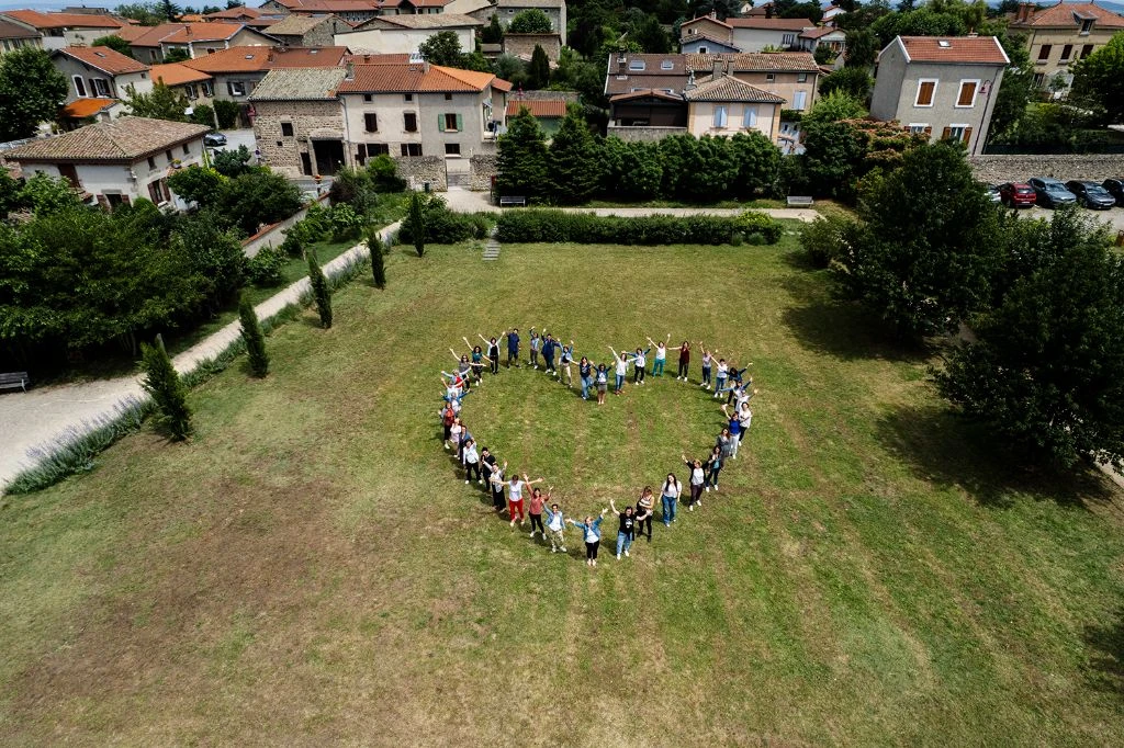 Photo de groupe aérienne en forme de cœur - photographie drone créative pour événement