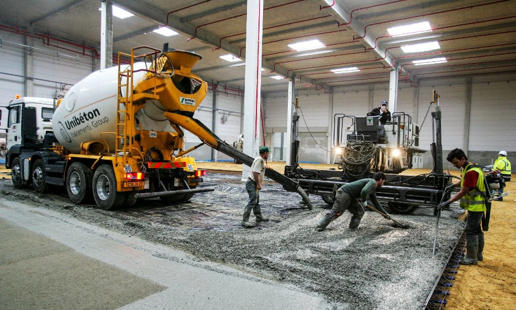 Coulage de béton en intérieur - camion Unibéton et équipe