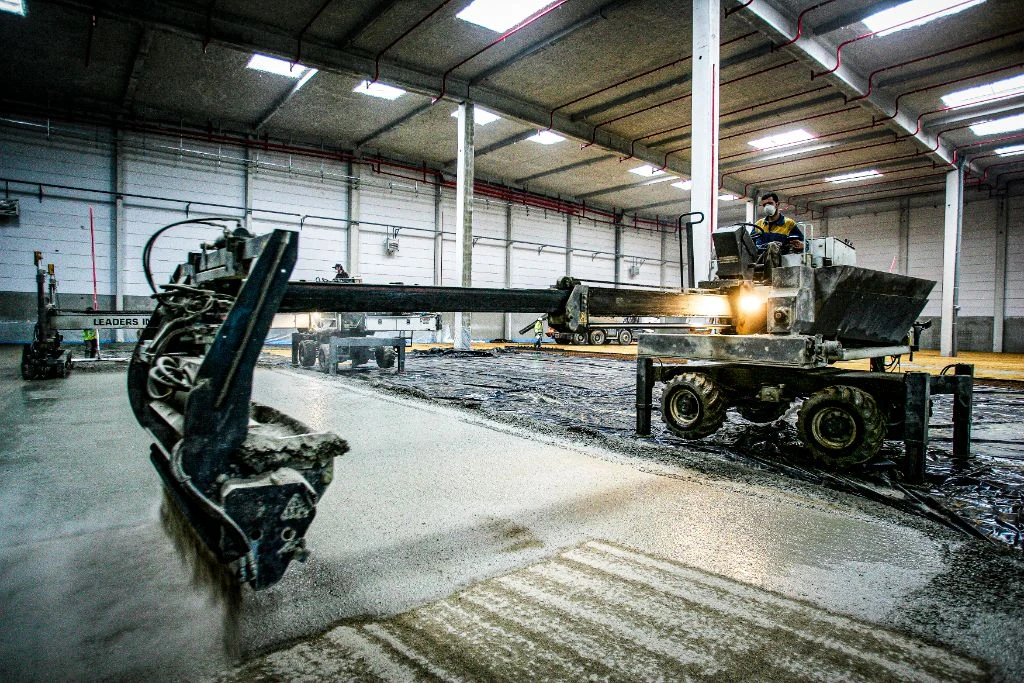 Machine de nivellement industriel en action