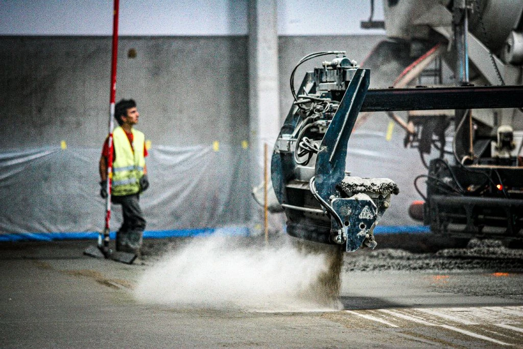 Coulage de béton avec finisseuse et ouvrier
