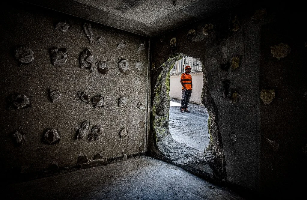 Intérieur tunnel ouvrage en béton avec ouvrier