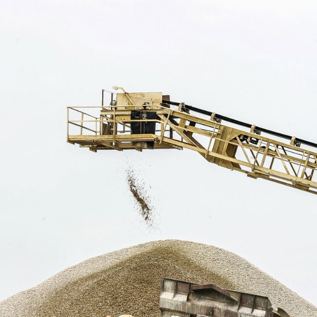 Chargeuse Volvo transportant granulats dans carrière