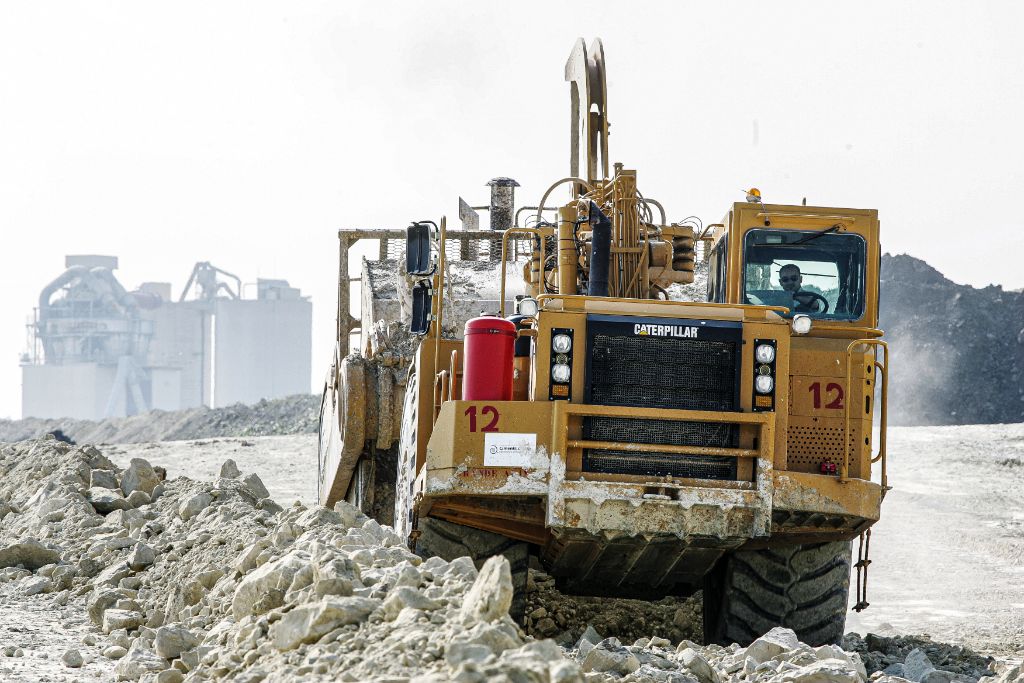 Foreuse Caterpillar dans carrière industrielle