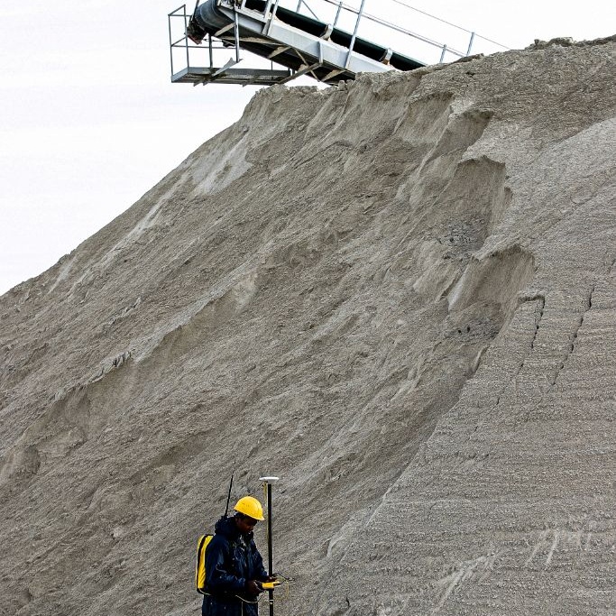 Technicien contrôle mesures carrière avec convoyeur