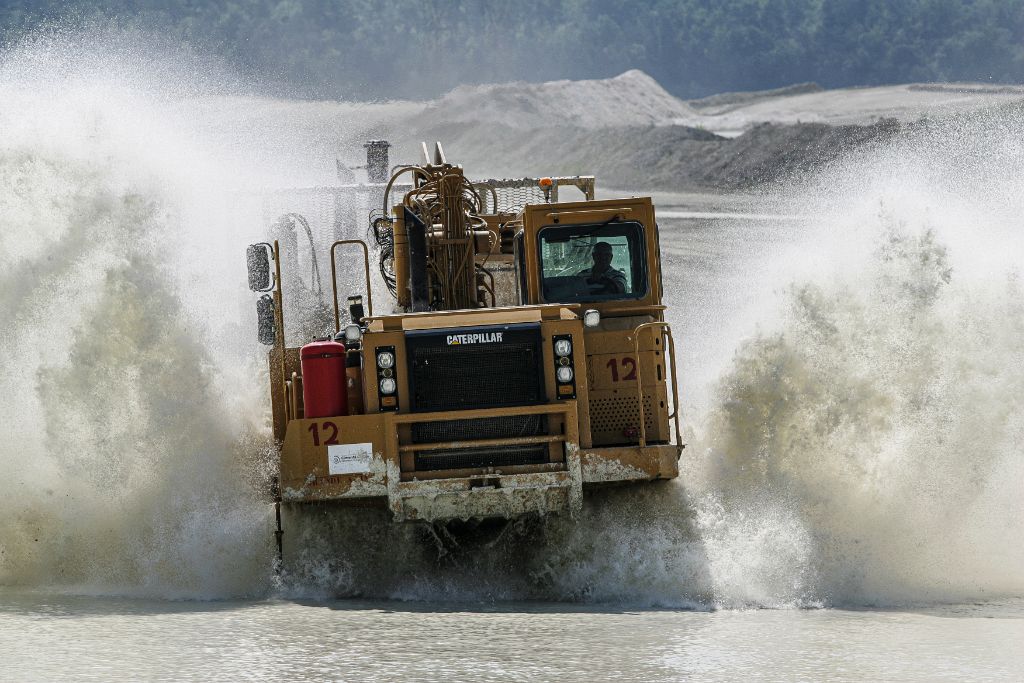 Foreuse Caterpillar traversant bassin carrière