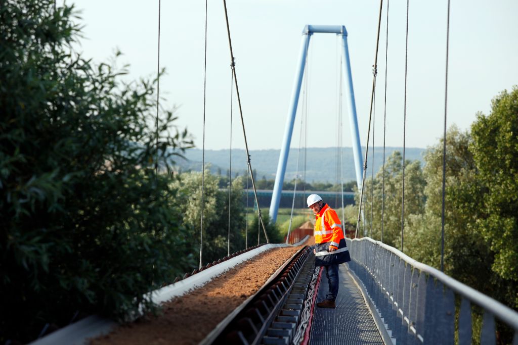 Ouvrier sur convoyeur à bande transporteuse industriel