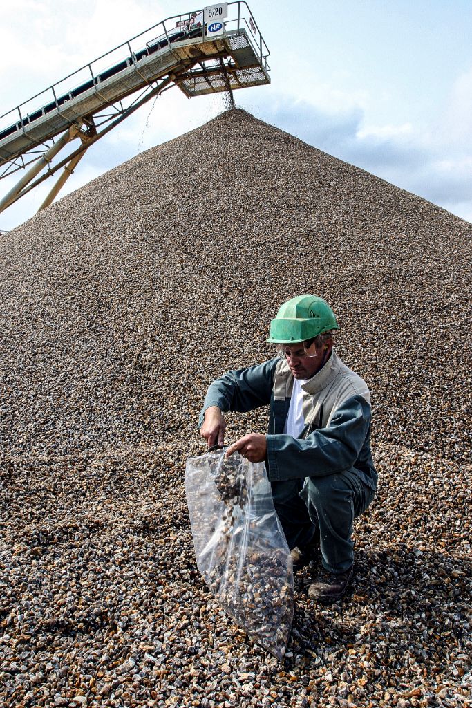 Contrôle qualité granulats par technicien cimenterie