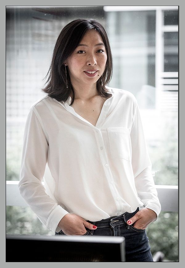 Portrait professionnel femme cadre en chemise blanche - environnement corporate