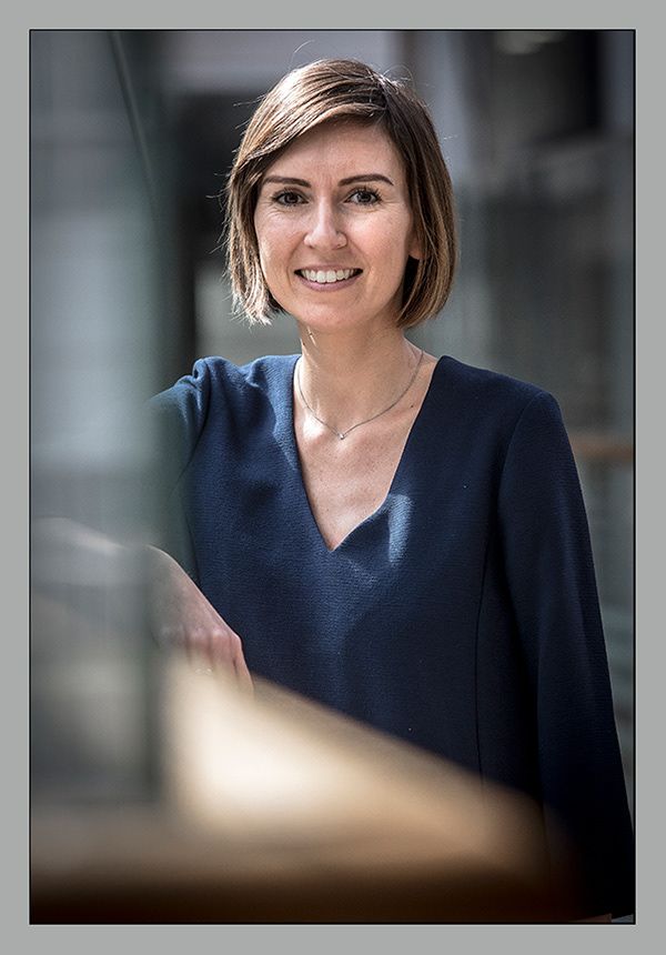 Portrait dirigeante souriante en tenue professionnelle bleue