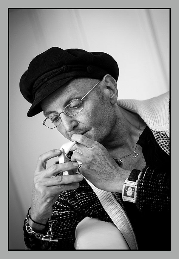 Portrait artistique noir et blanc - style créatif avec casquette