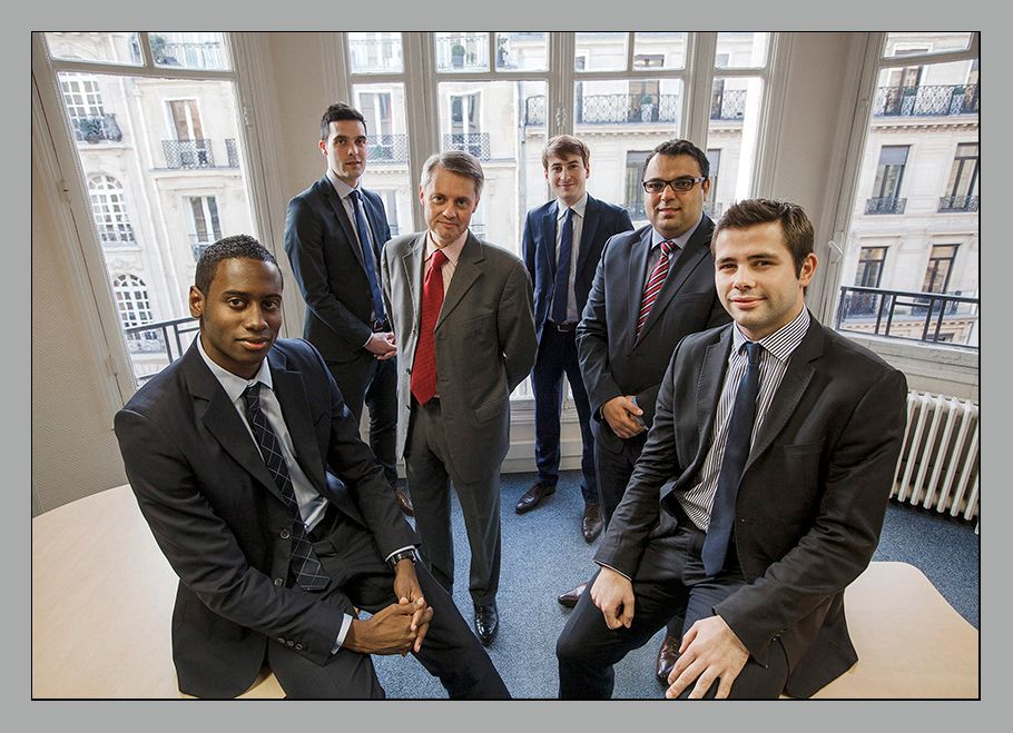 Photo de groupe corporate - équipe de 6 personnes en costume