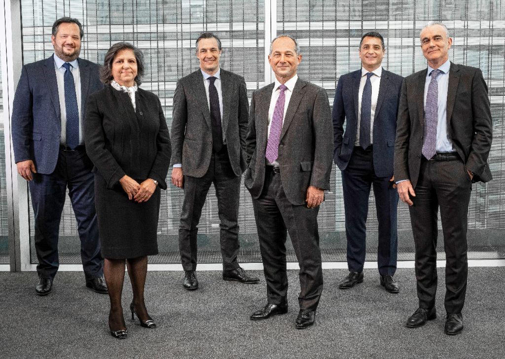 Photo de groupe dirigeants - équipe de 6 personnes en environnement professionnel