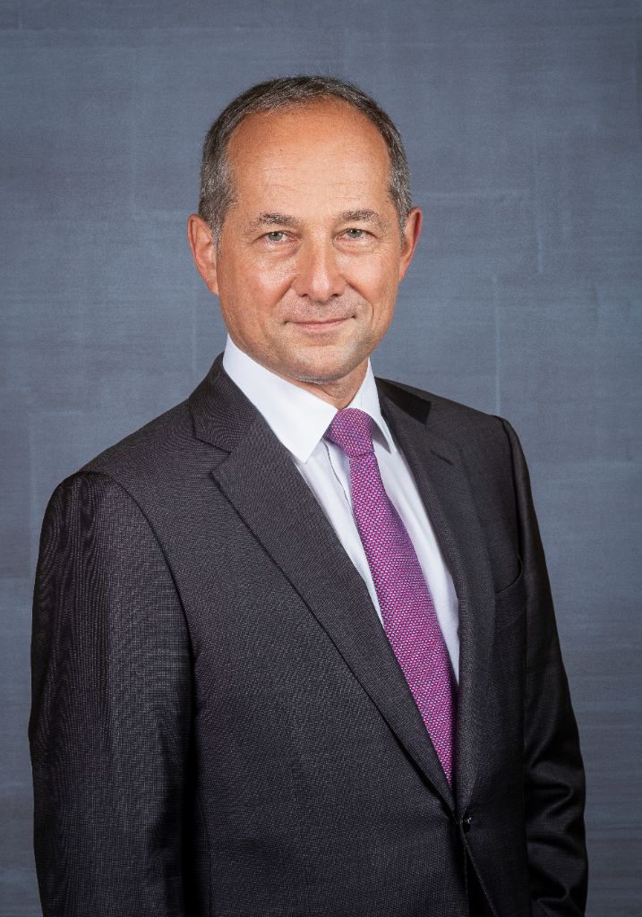 Portrait corporate dirigeant en costume cravate mauve - fond studio gris