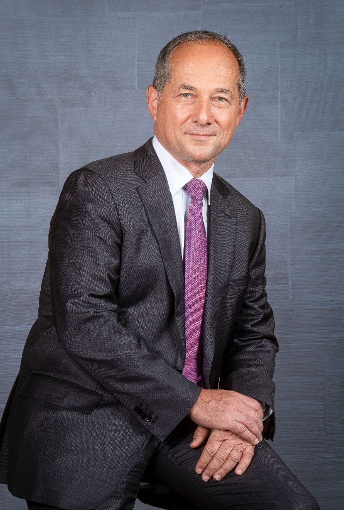 Portrait corporate dirigeant en trois-quarts - costume cravate mauve fond studio