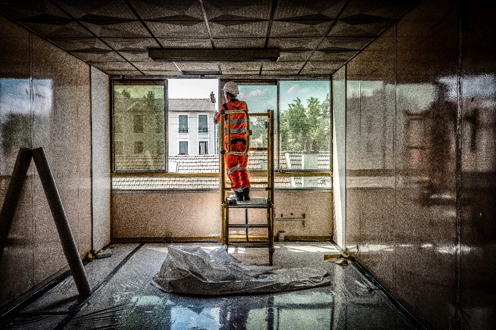 Travaux sur chantier - ouvrier à l'échelle