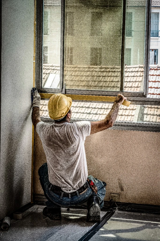Pose de fenêtre sur chantier