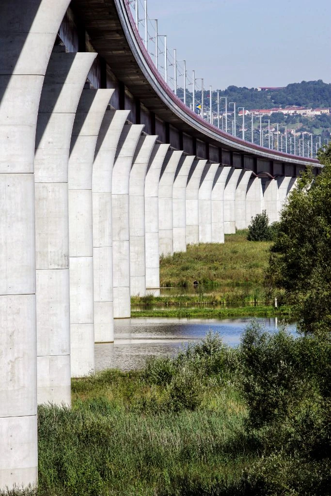 Piliers blancs de viaduc LGV - perspective latérale