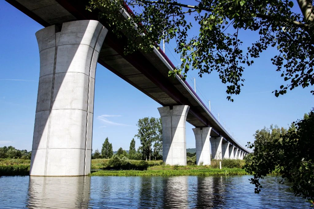 Viaduc LGV traversant un lac - vue de dessous avec reflets