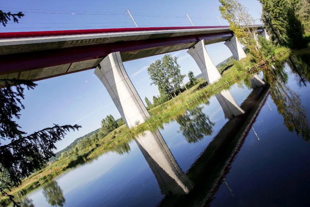 Viaduc LGV avec reflets dans l'eau - vue fish-eye