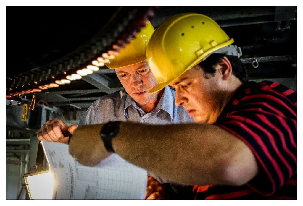 Opérateurs avec plans et casques - bureau d'études