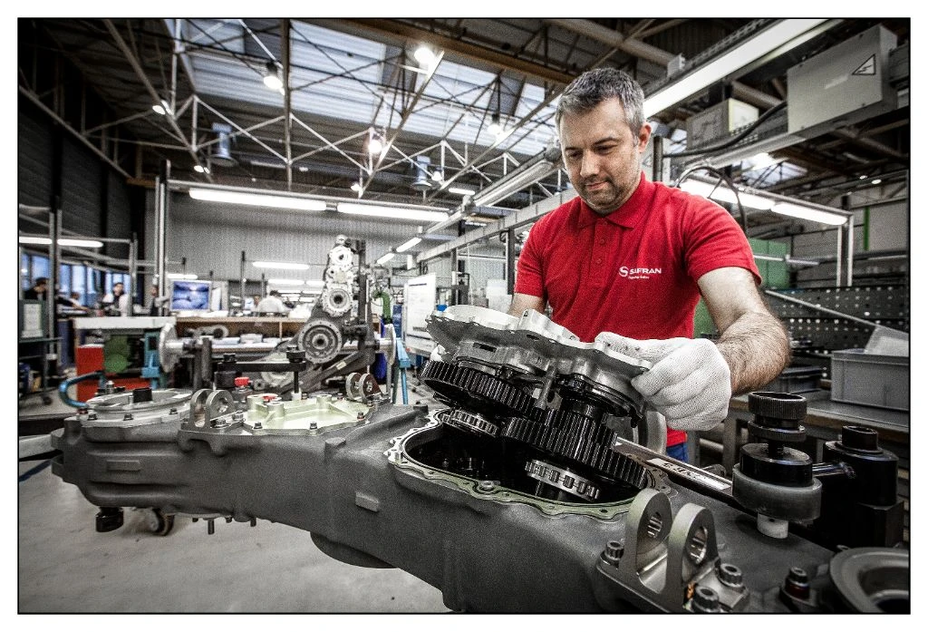 Technicien en polo rouge - transmission mécanique