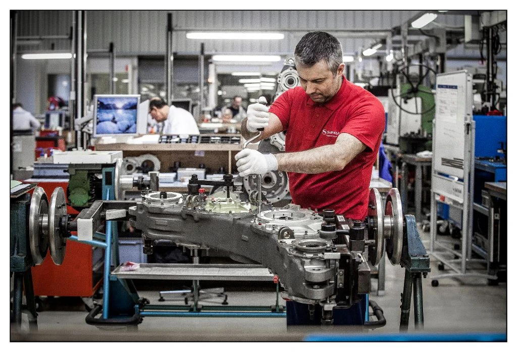 Technicien avec outil de précision - assemblage