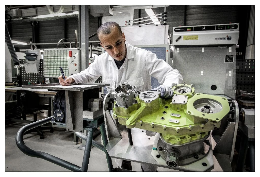 Technicienne en blouse avec boîtier vert - électronique