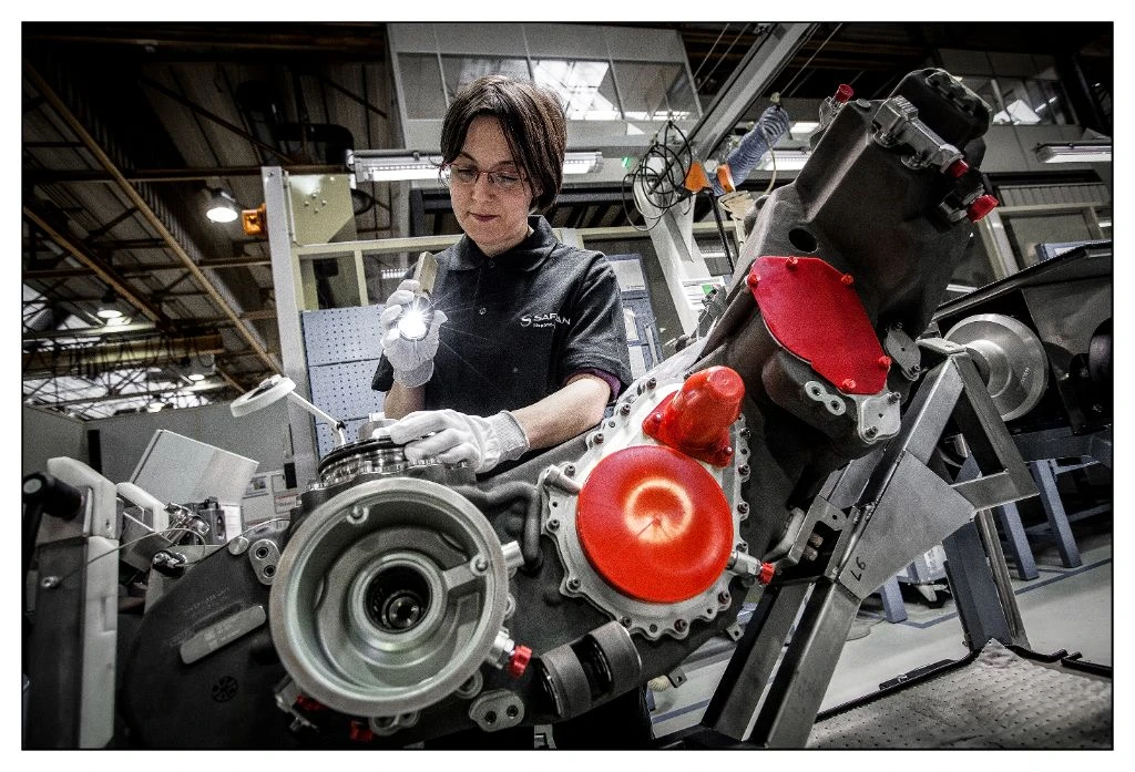 Technicienne avec pièce rouge - assemblage